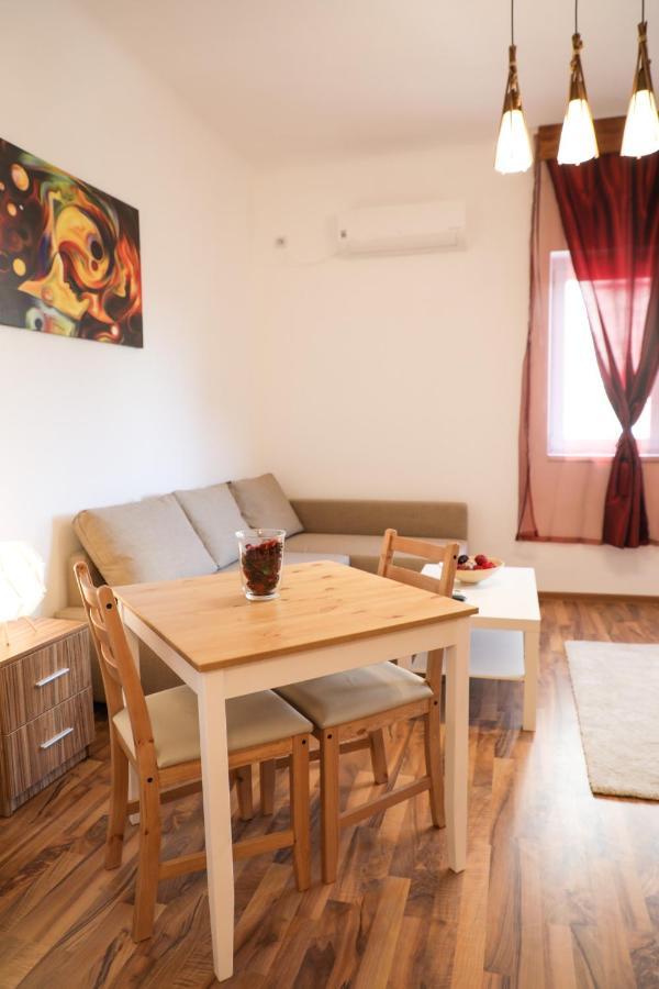 Ultracentral Apartament With Balcony - Old Town Bucarest Esterno foto